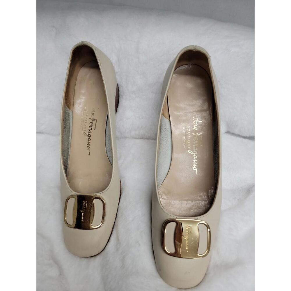 Salvatore Ferragamo Boutique Bone Leather Women's Pumps w/ Gold Buckle Size 5 B